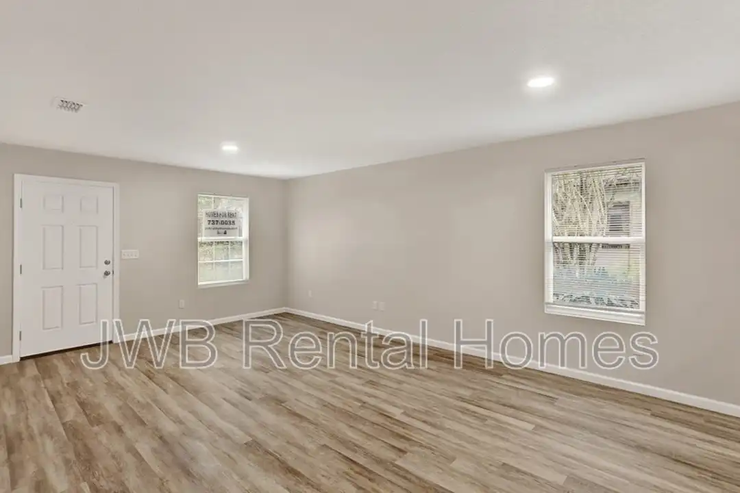 8008 Railroad Ave – pohled 5