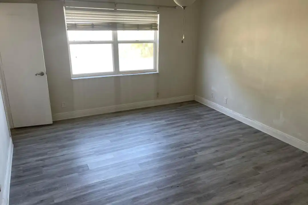9073 SE Hobe Ridge Ave - View 4