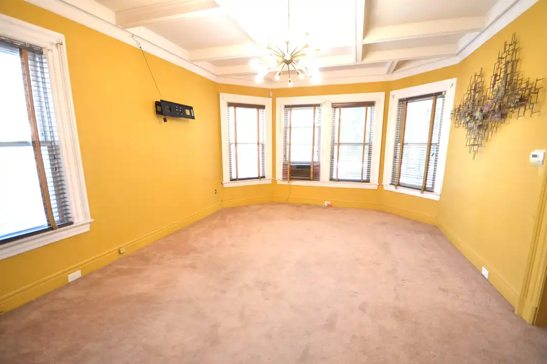 572 E 25th St unit 1 - View 5