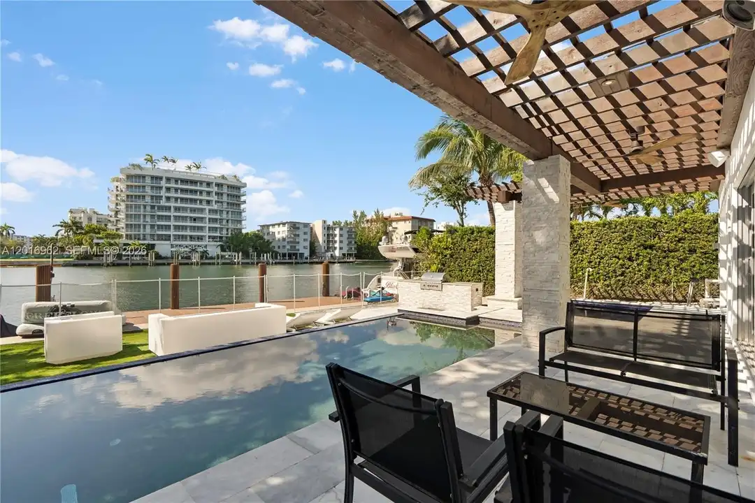 9380 Bay Dr - View 3