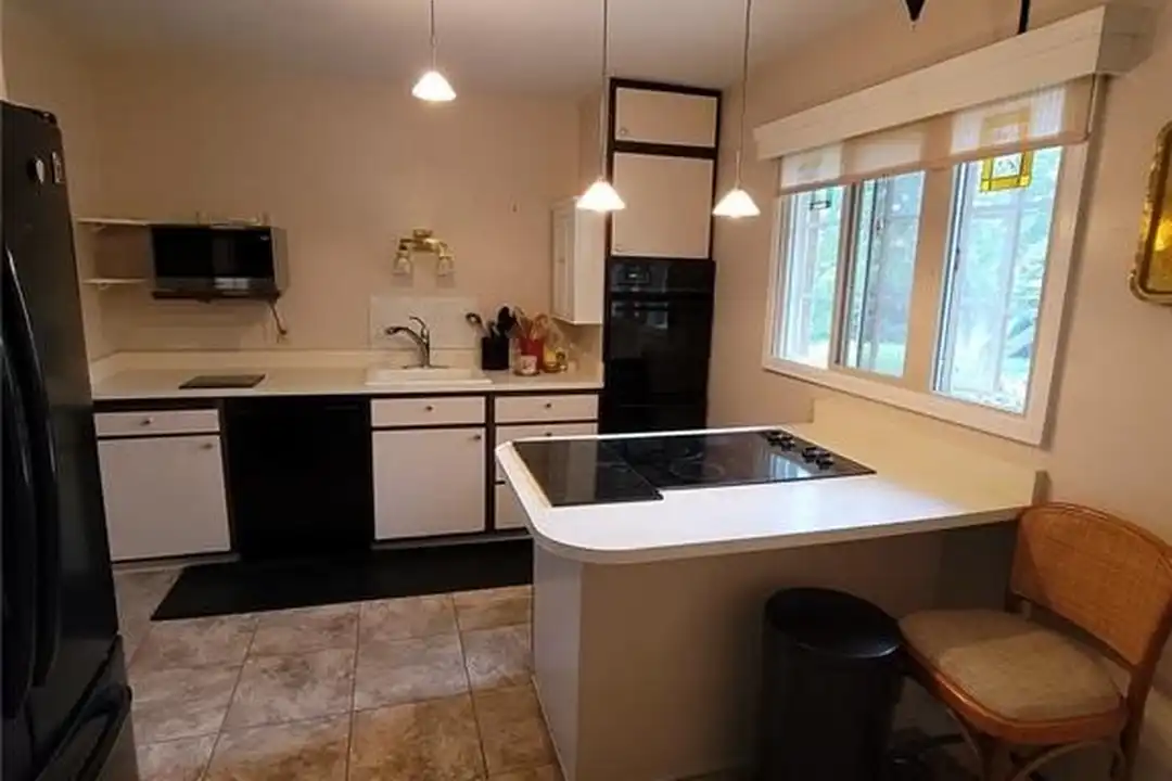 1201 Parkview Blvd - View 3