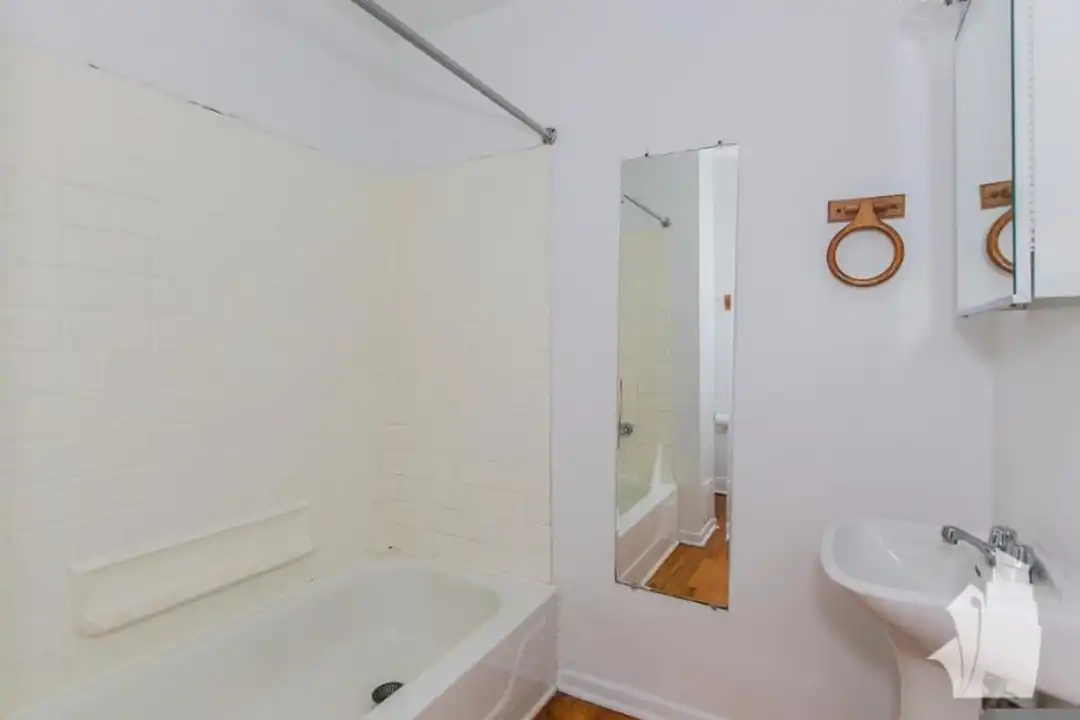 2315 N Southport Ave – další