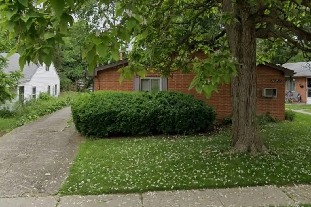 27 W Parkwood Dr unit A – photo 1 of 8