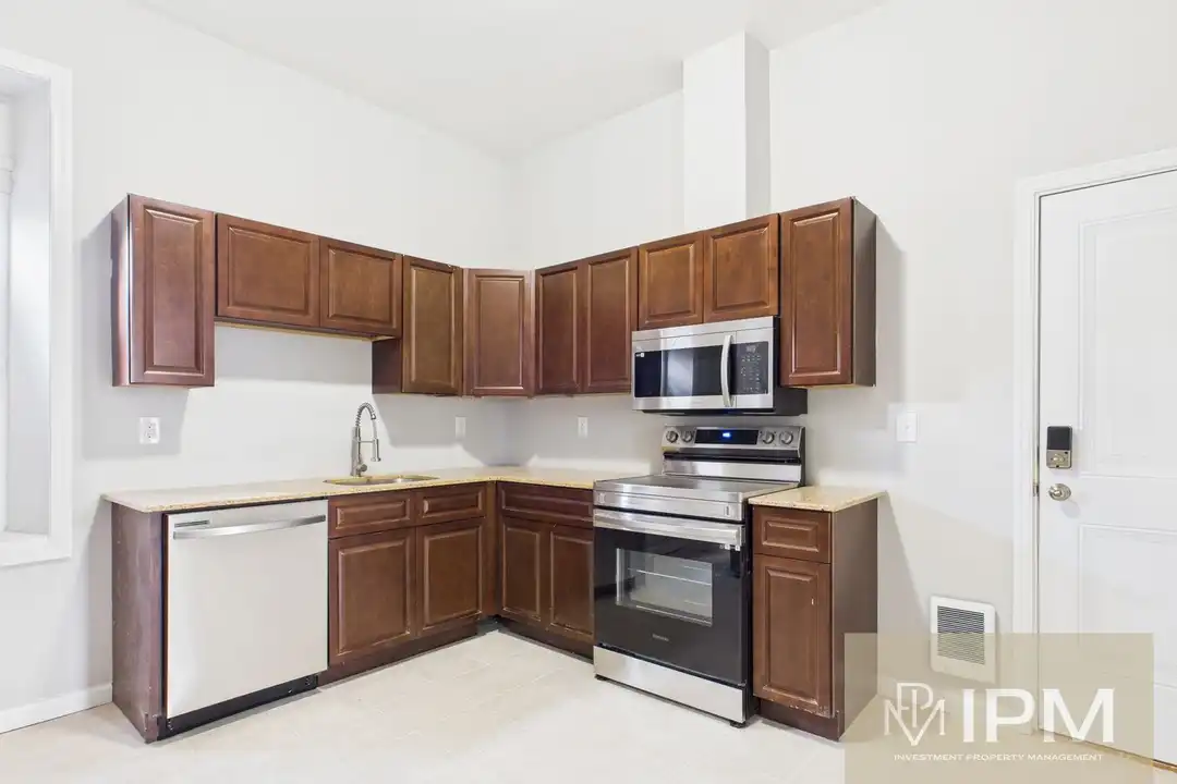 341 S 6th St unit 341 S. 6th - Unit 2F – photo 1 of 8