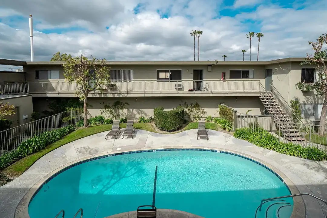 Del Monte Apartments - View 3