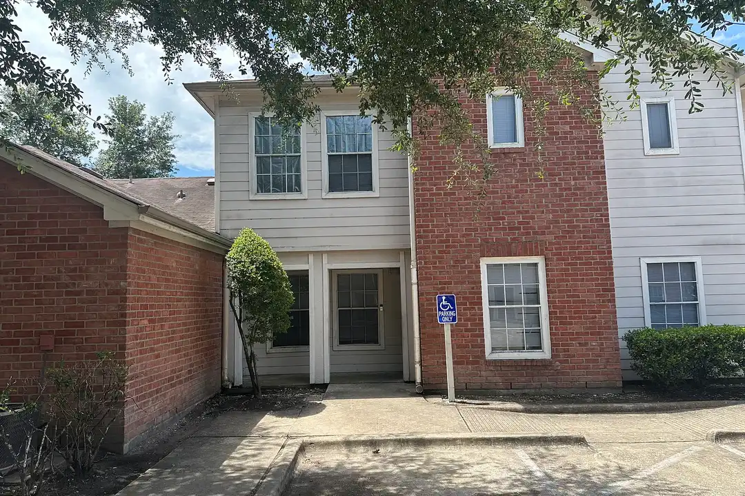 Apartment in Houston, Sunnyside - View 4