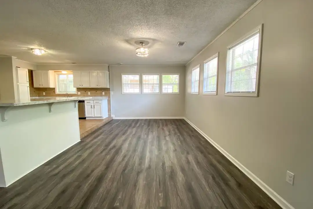 4152 Rhodes Ave - More
