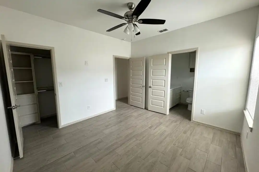 7711 N 58th Ln unit 4 - View 5