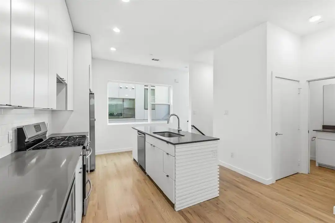 427 W 10th St #502 - View 5