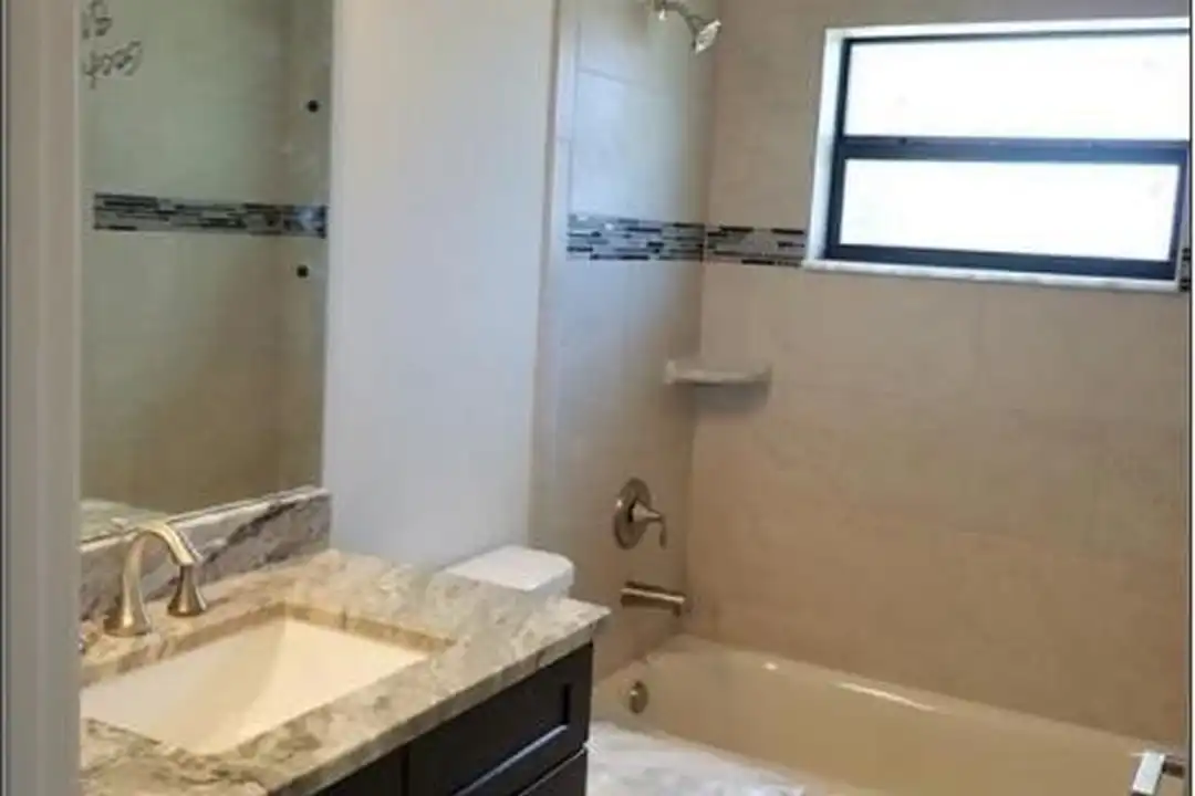 815 SW 11th Ct - View 4