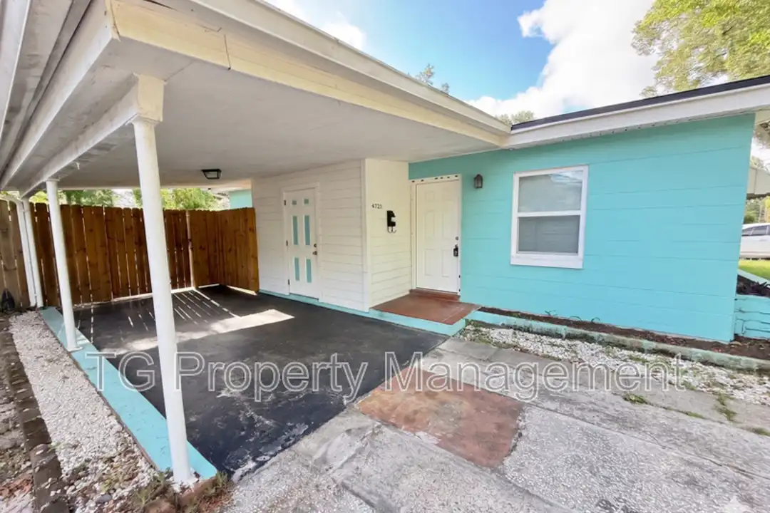 4721 E Castlewood Dr – pohled 2