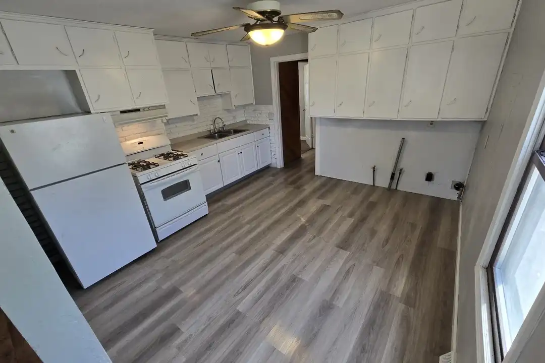 449 4th St E - More