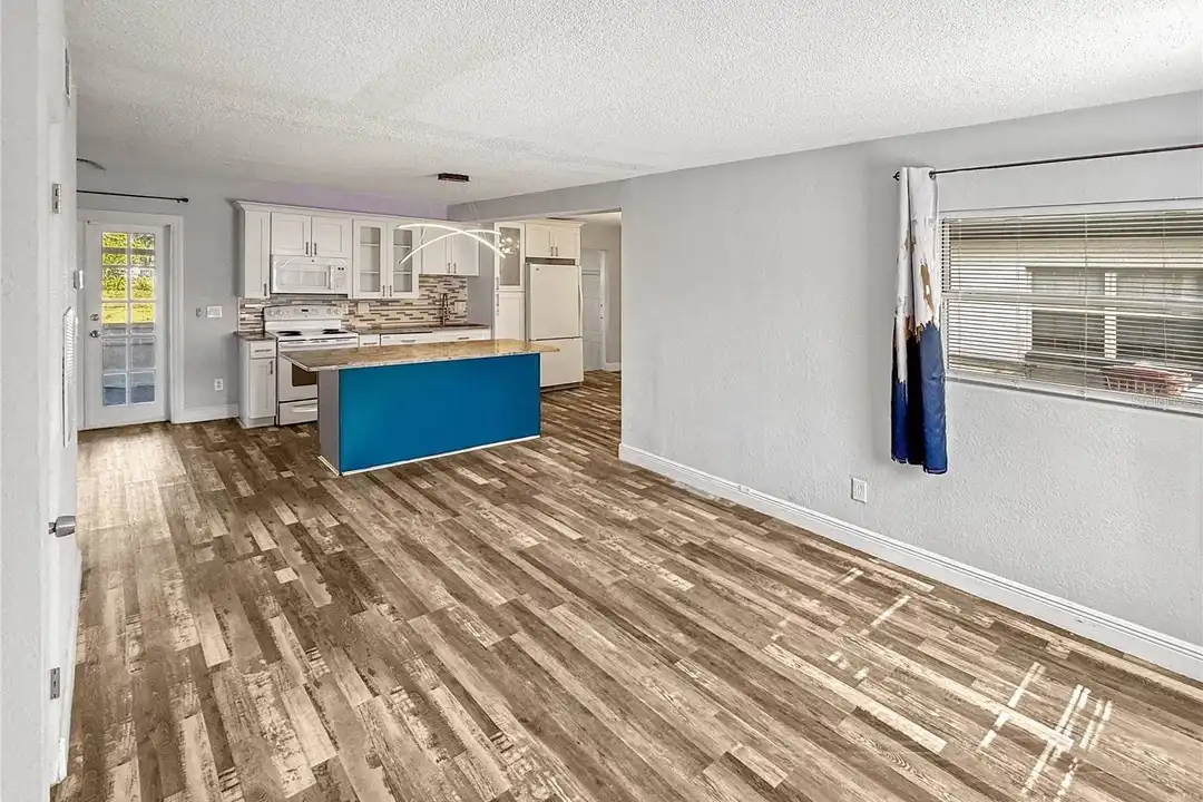 1303 E Muriel St – další