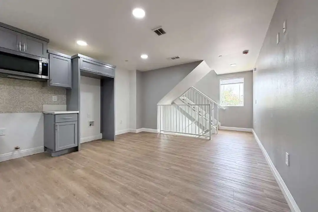1731 E 68th St unit B - View 4