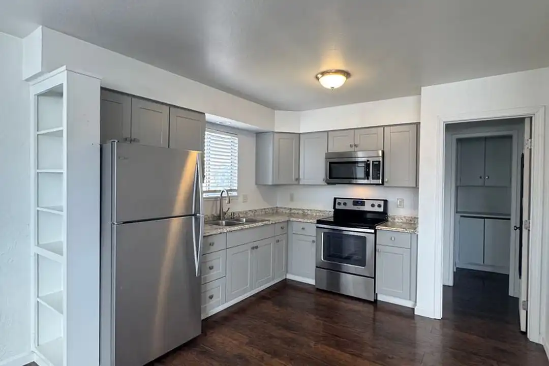 417 E Locust St unit #7 – photo 1 of 11