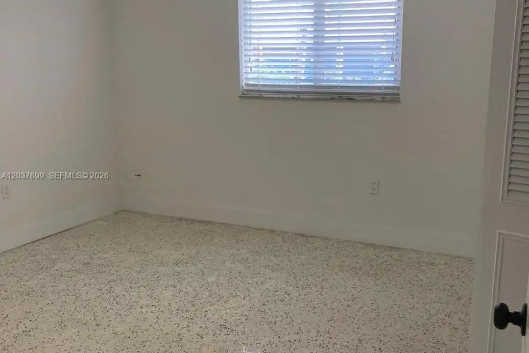 Apartment in Biscayne Park - View 3