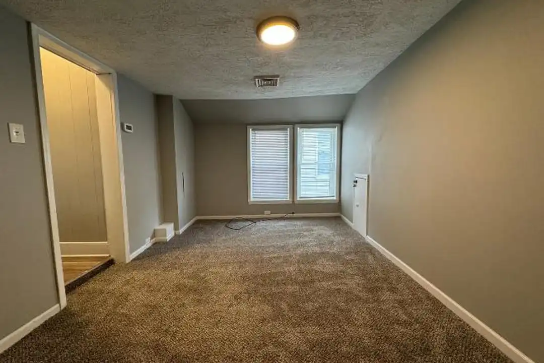 1326 W 69th St – další