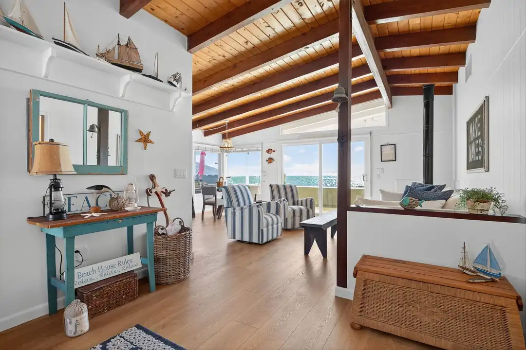 3884 Pacific Coast Hwy - More