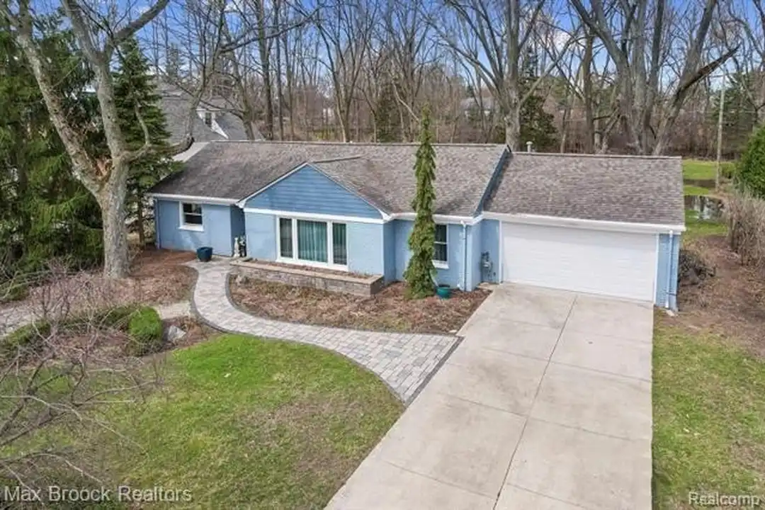 2905 W Hickory Grove Rd – photo 1 of 25