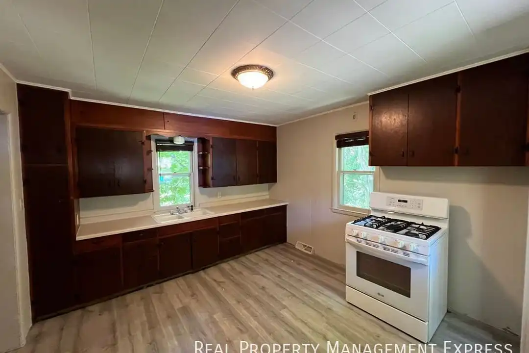 925 N Blauvelt Ave - View 4