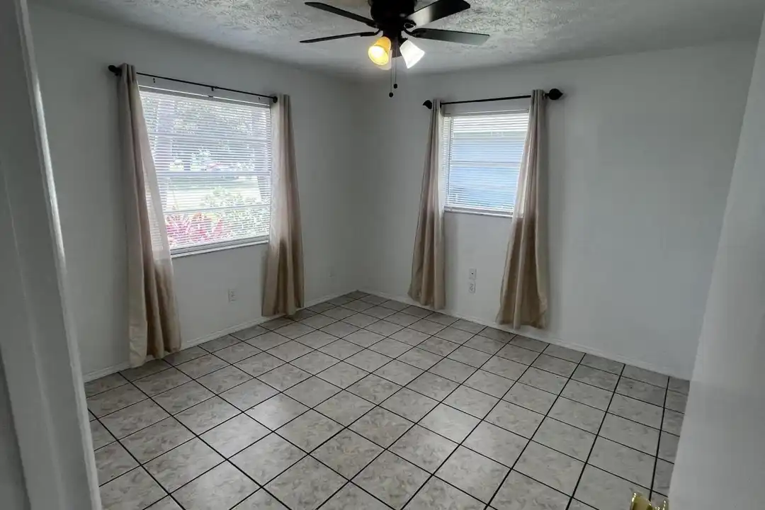 173 SE Fallon Dr - View 5