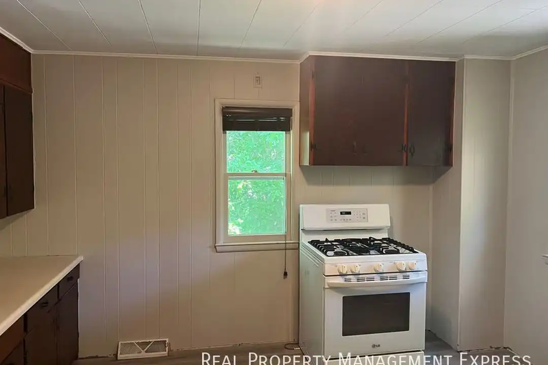 925 N Blauvelt Ave - View 3