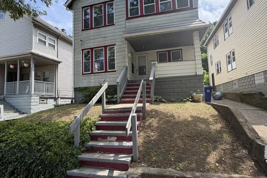 3235 W 121st St – photo 1
