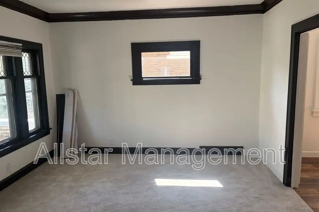 11909 Parkhill Ave – pohled 3
