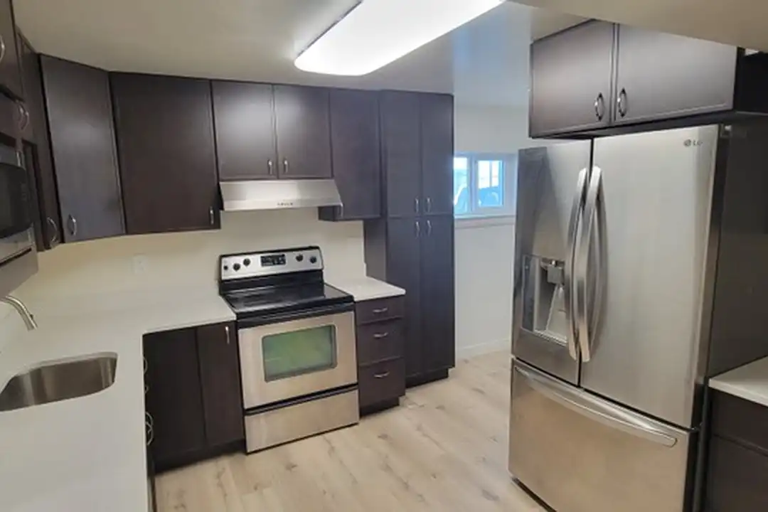 137 E Pear St – photo 1 of 17