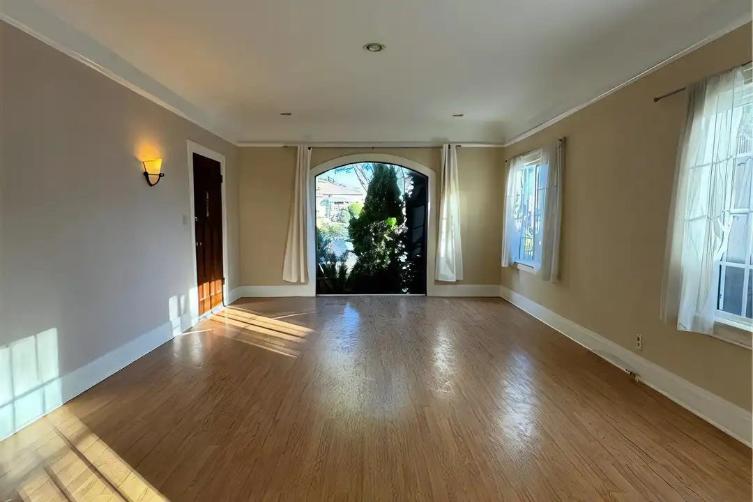1327 S Longwood Ave unit B - View 4