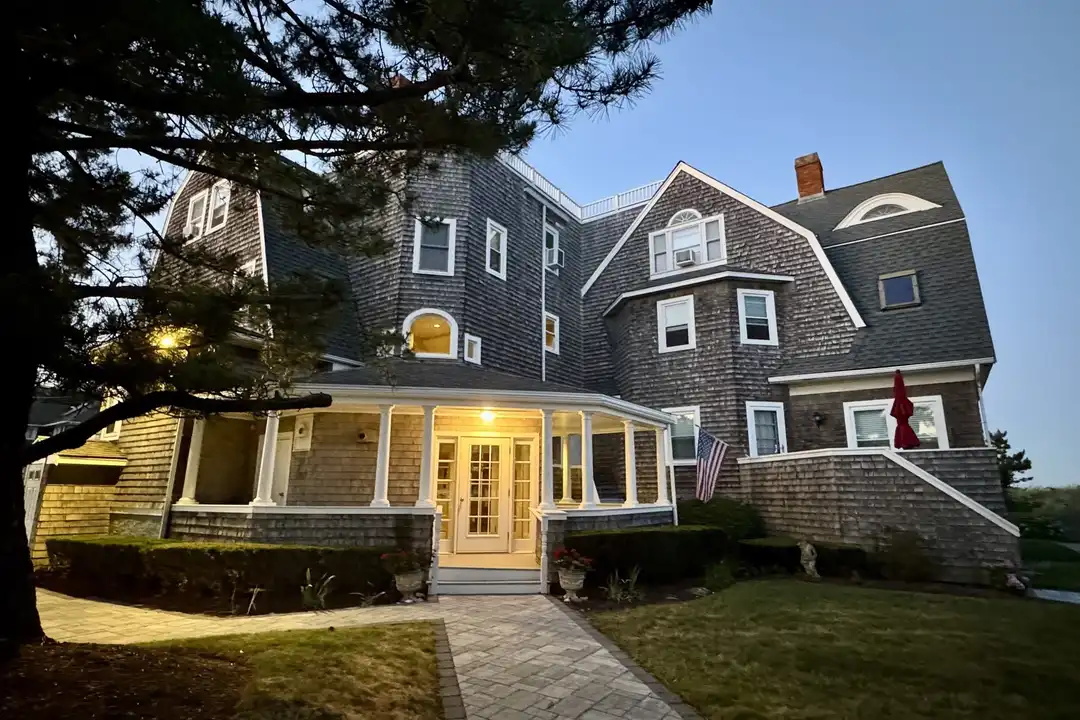 175 Beach Ave unit 3 – photo 1 of 23