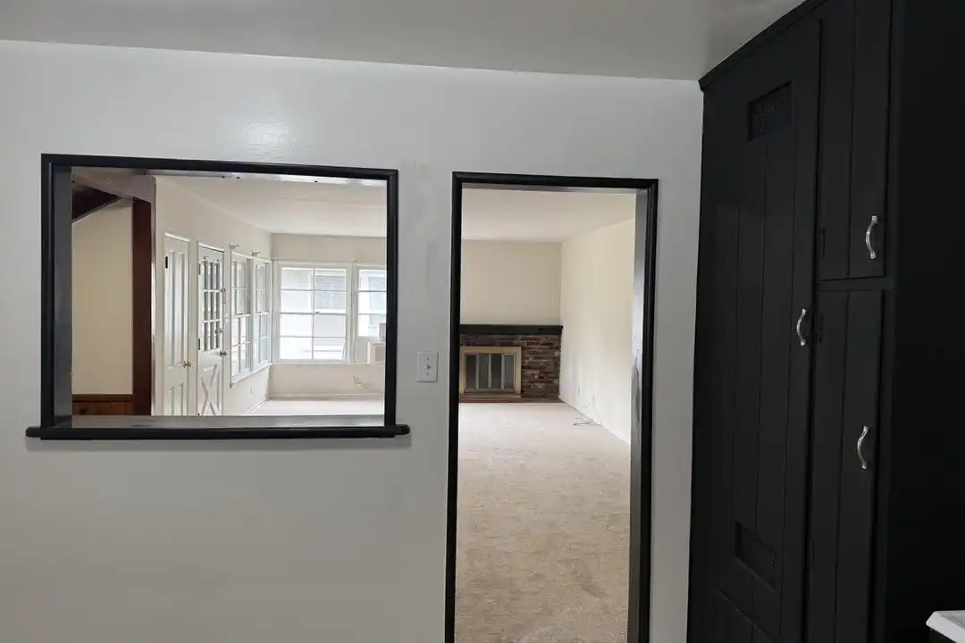 16007 Victory Blvd - View 6