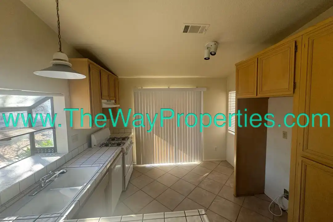 10660 Cottonwood Ave - View 2