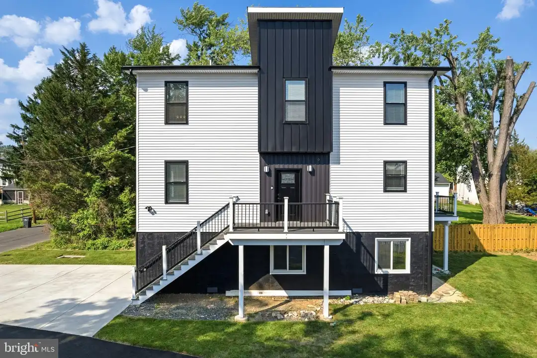 2370 Randolph St – photo 1 of 33