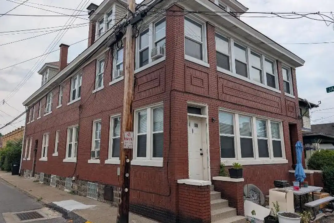 216 Sarah St – photo 1 of 11