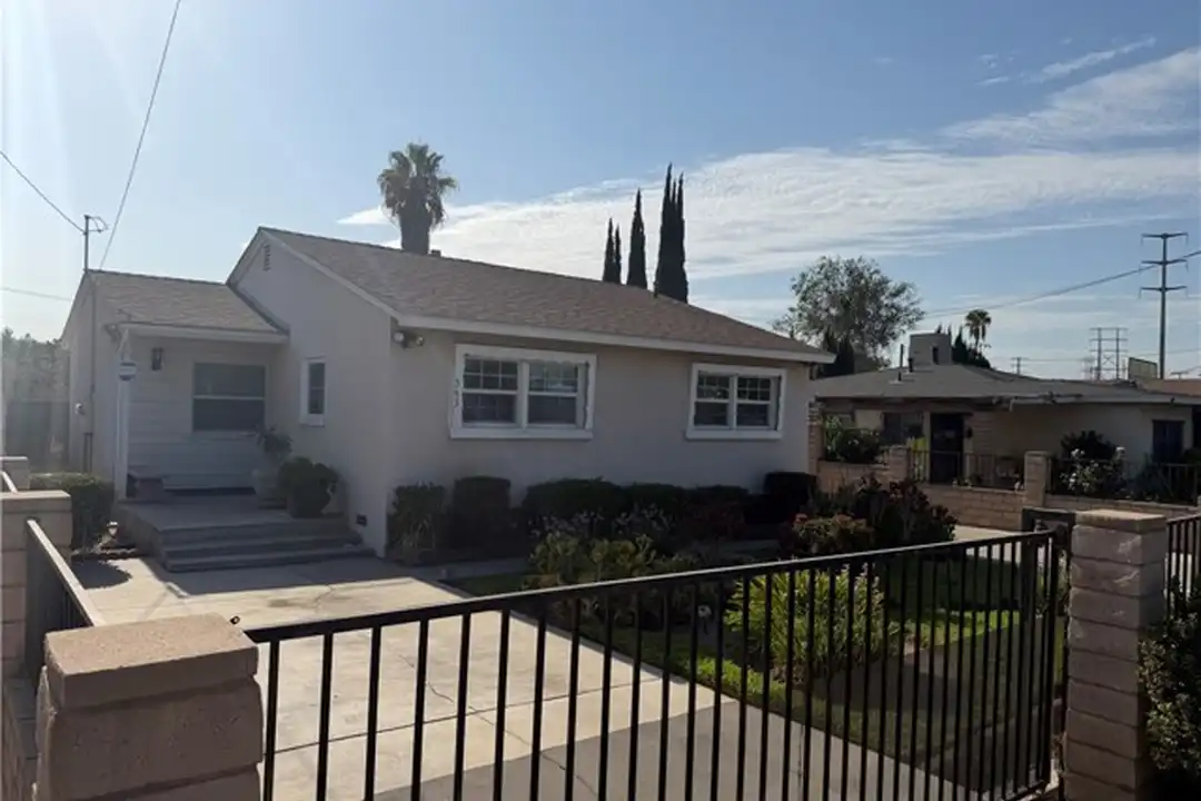 543 Flores St N – photo 1