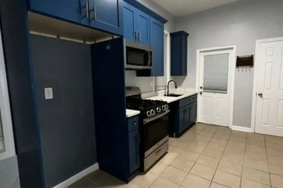 208 E 9th St - View 4