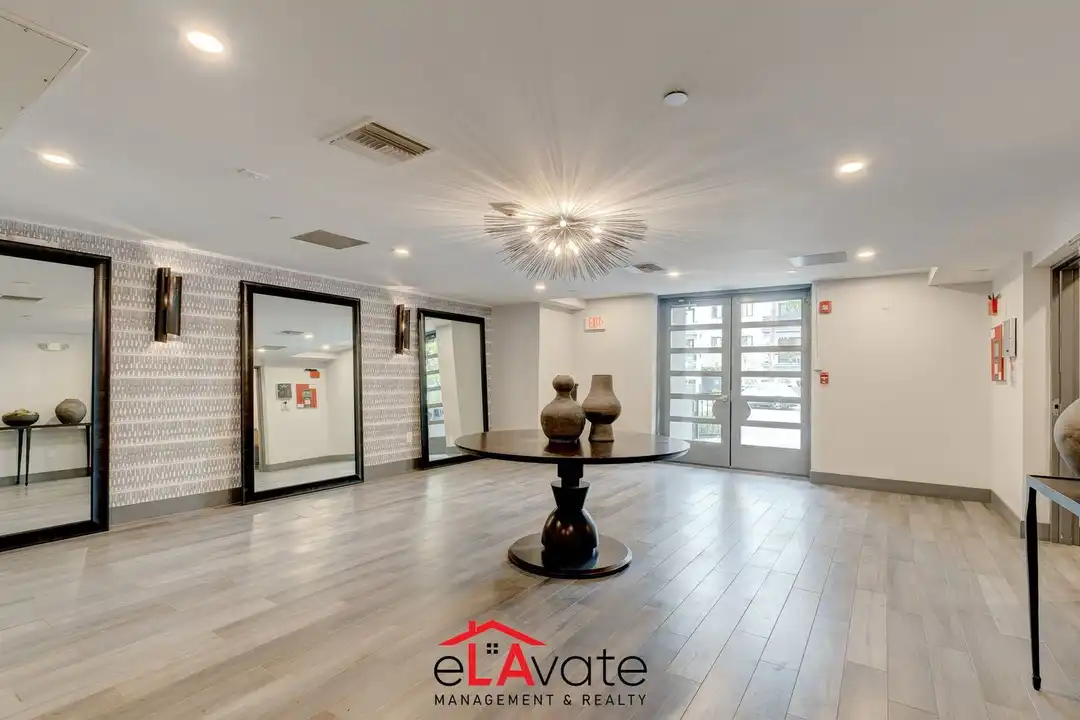 147 S Doheny Dr unit 303 - View 4