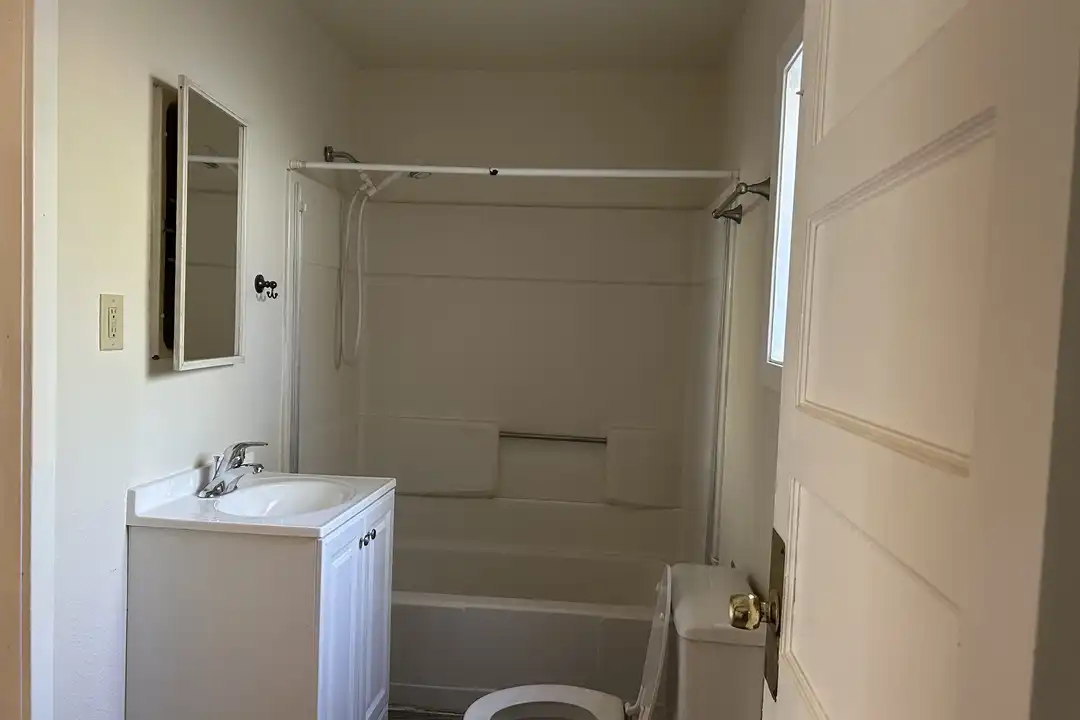 489 2nd St – photo 1 of 5