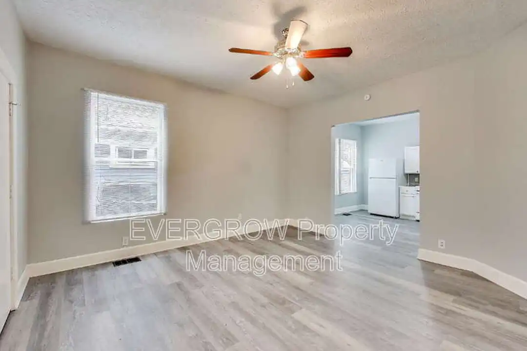 415 N Oxford St – další