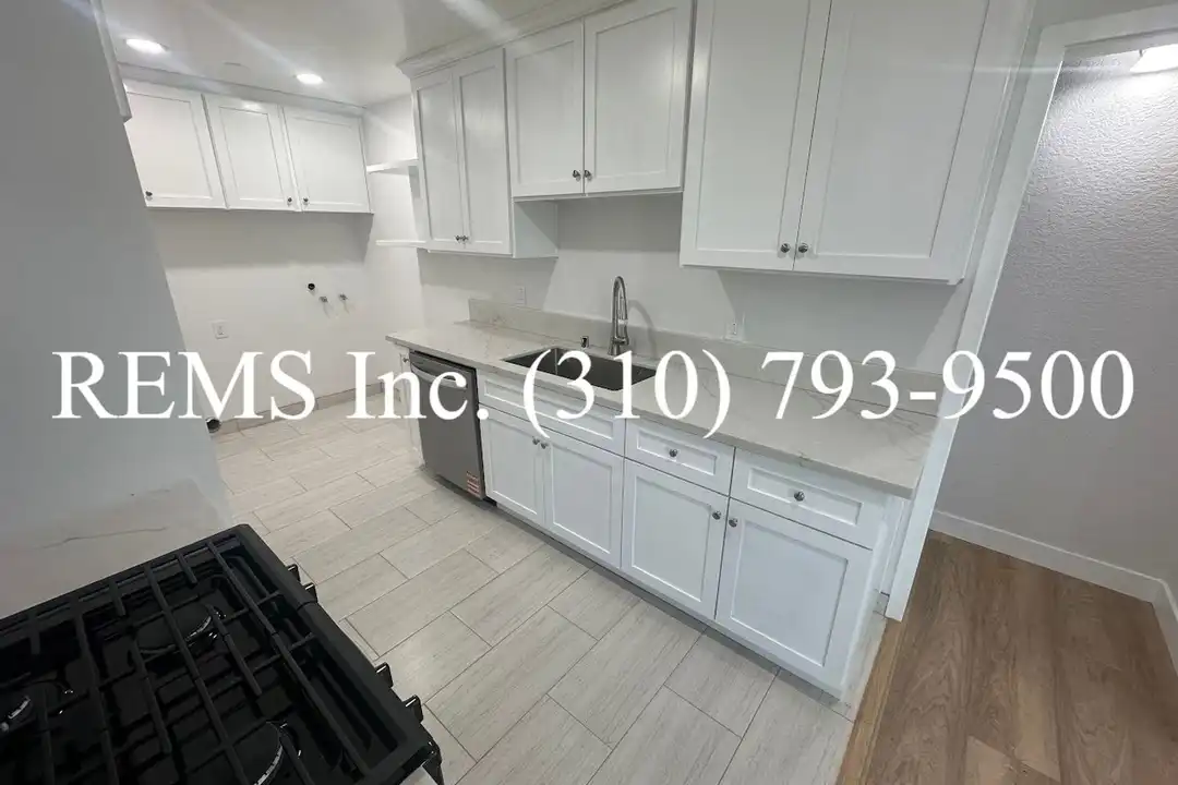 25021 Oak St - More
