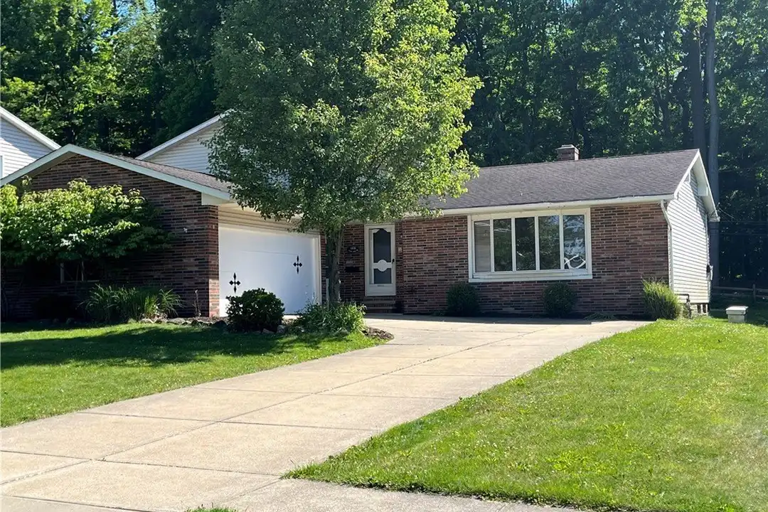 14741 Indian Creek Dr, Middleburg Heights – photo 1 of 5