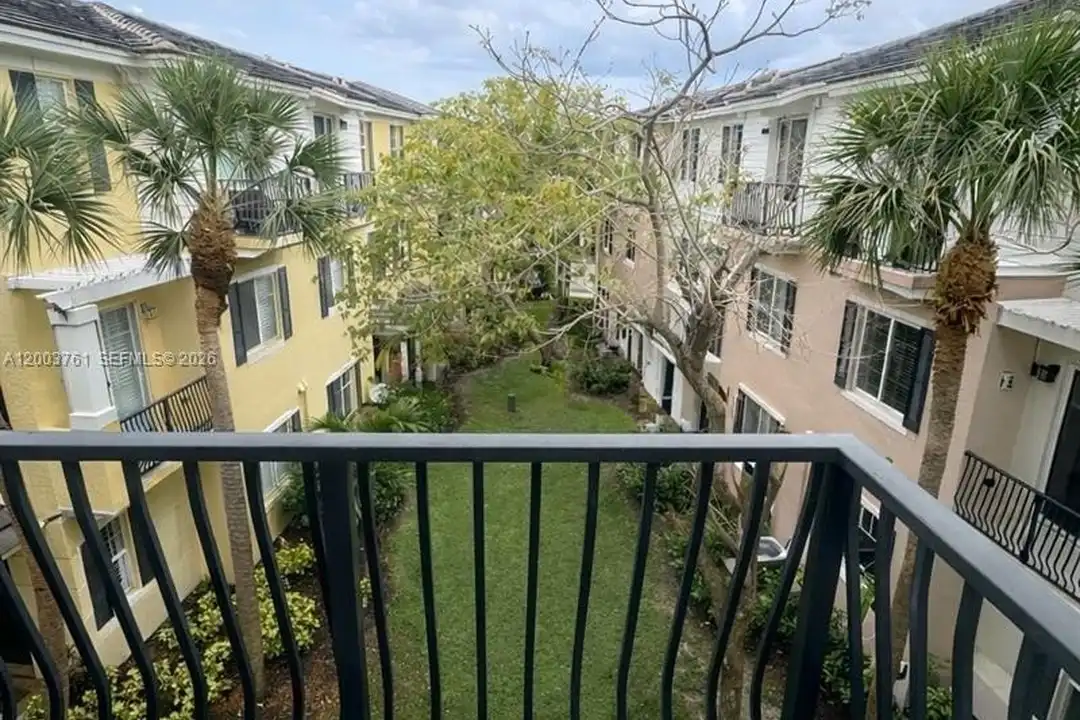 556 NW 39th Cir - View 2