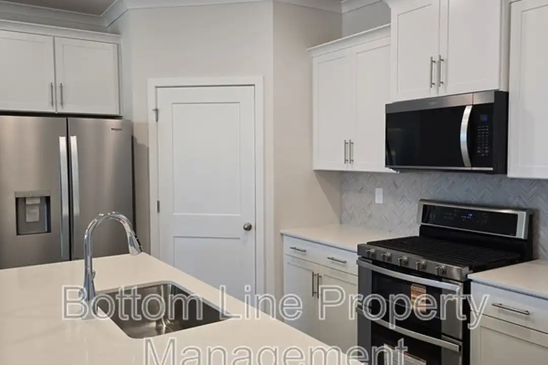 1010 Whistling Pl - More