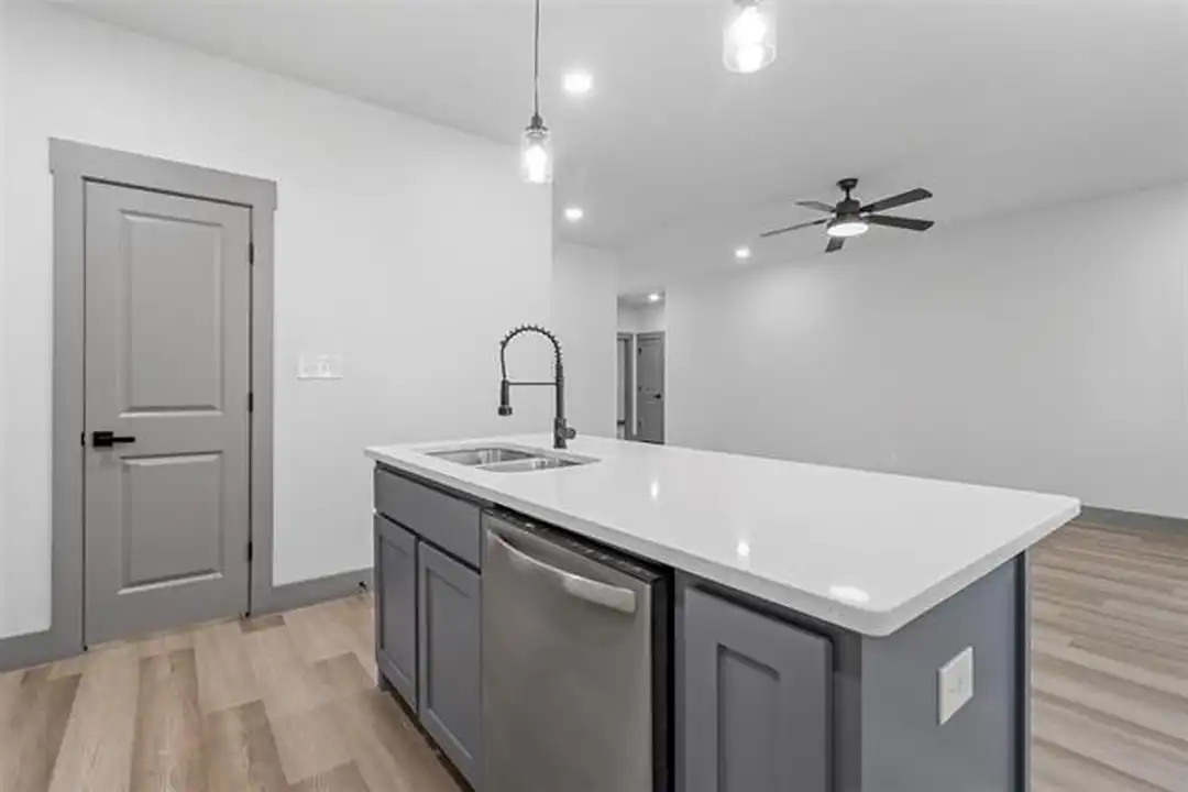 405 W Hull St - View 5