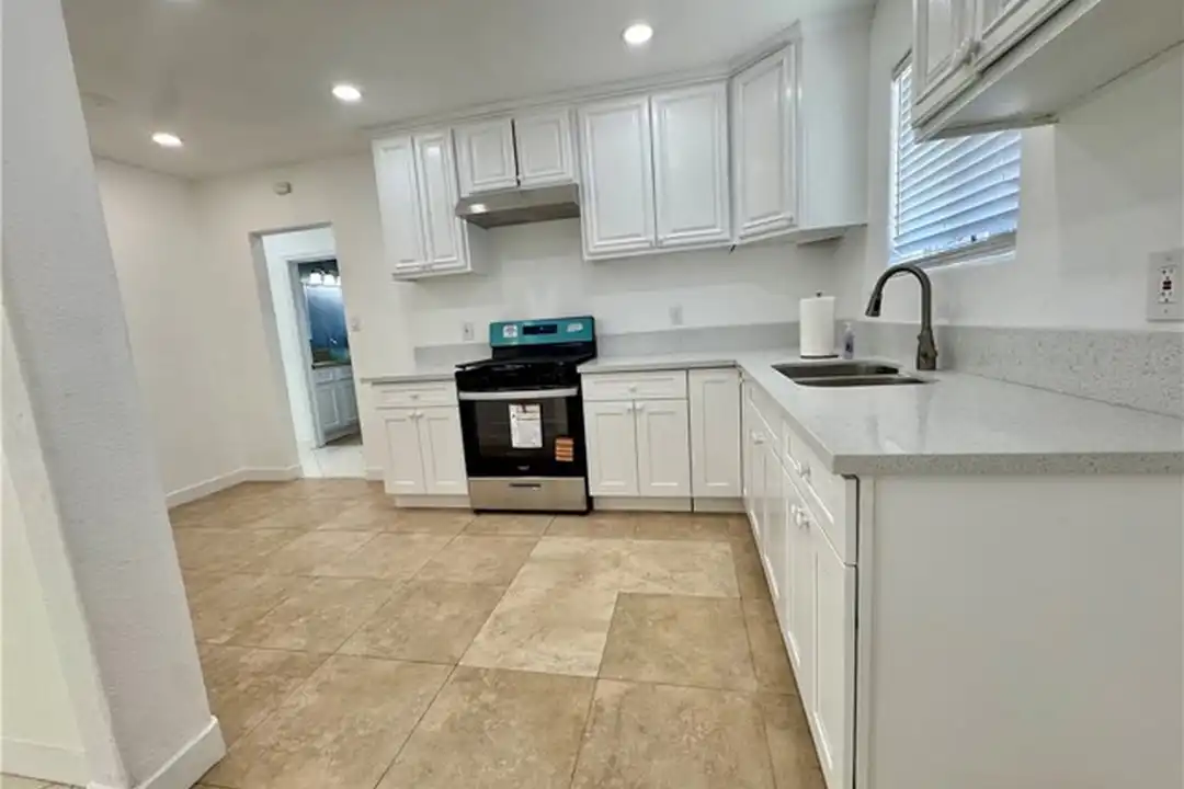 1211 N Siesta St - More