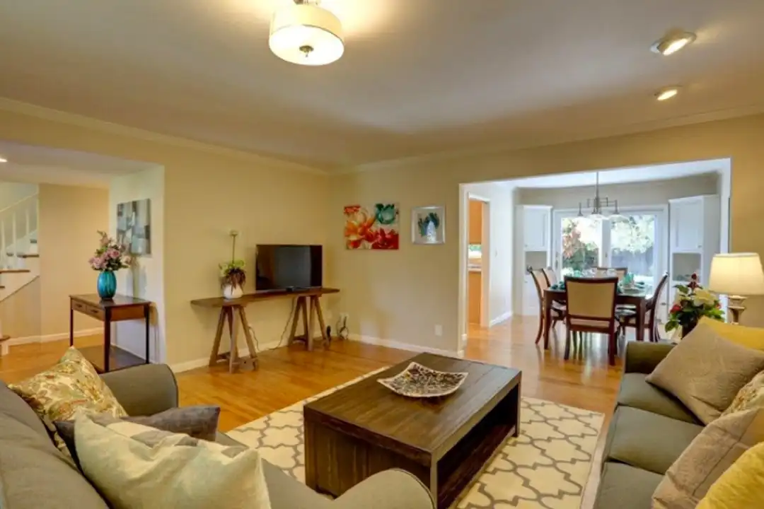 3185 Temple Ct - More