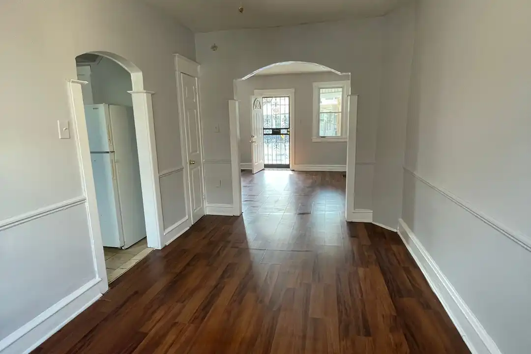6005 N Woodstock St - More