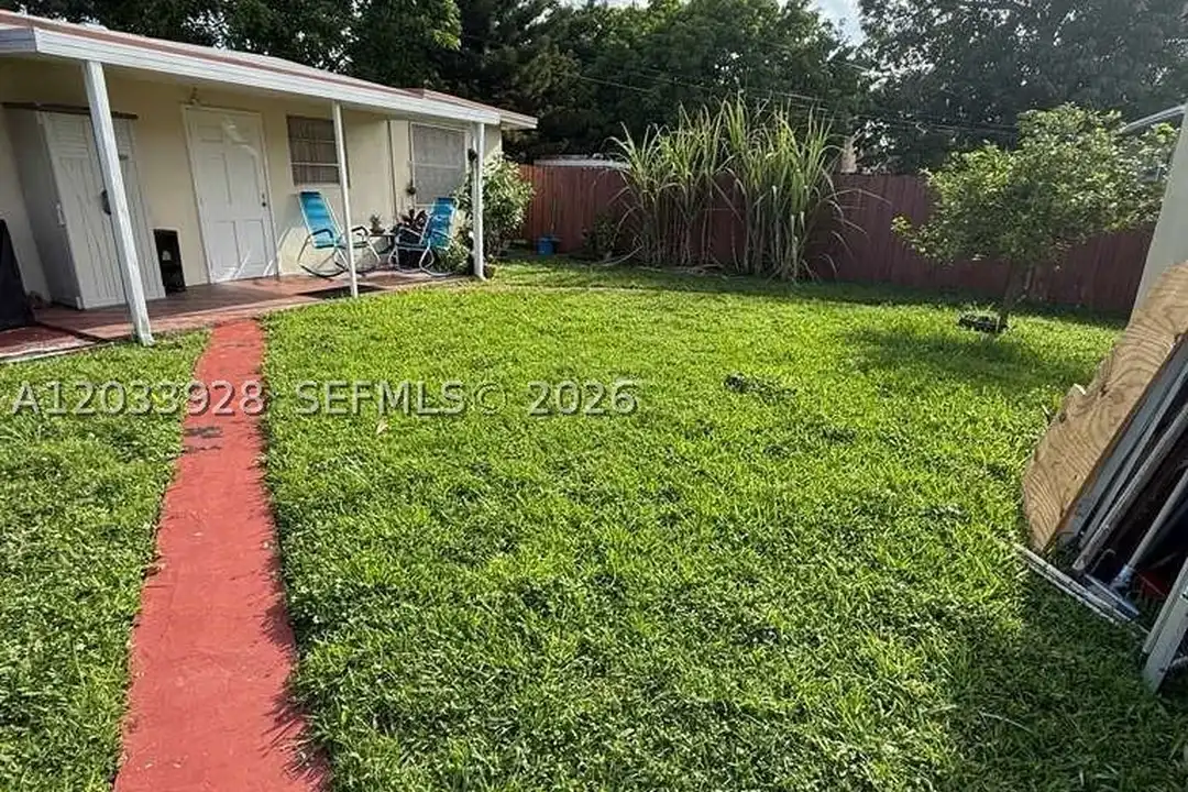 1140 SW 9th St #2 - More