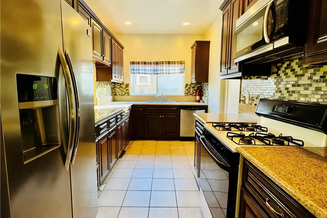 1327 S Longwood Ave unit B - View 3